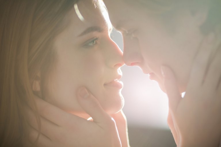 既婚男性が独身女性にキス なぜ男はキスしたがる 意味と対処法8選 Coicuru