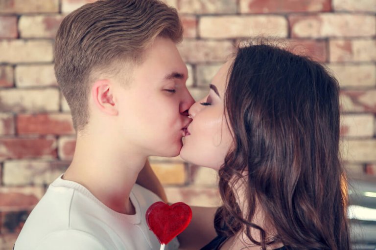 カップルのキス いつ 頻度は 場所は キスの平均を大調査3選 彼氏 彼女 恋愛の悩みならコイクル