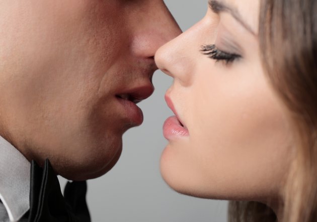 既婚男性が独身女性にキス なぜ男はキスしたがる 意味と対処法8選 Coicuru