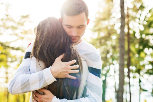 男が放っておけない 守ってあげたい 助けたい 女性の特徴3選 Coicuru